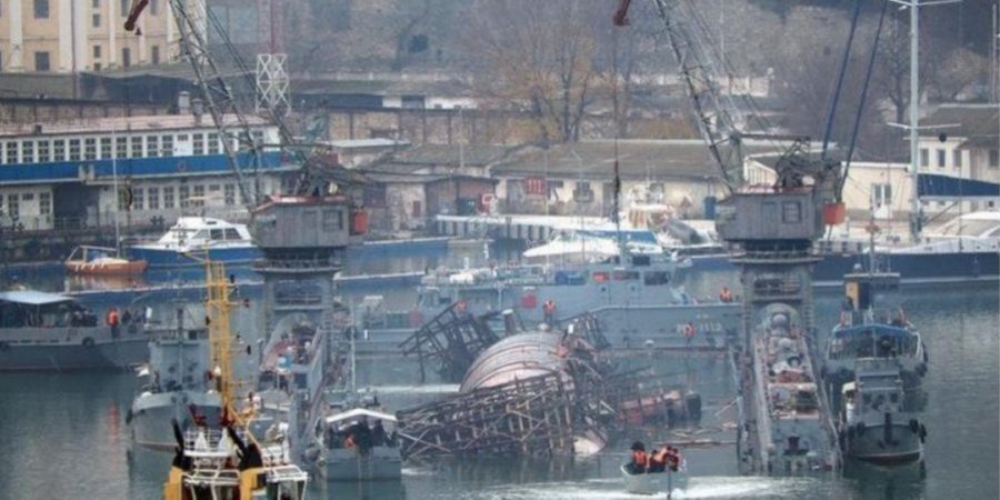 Корпус затонувшей в Крыму подлодки начали буксировать к месту утилизации 1