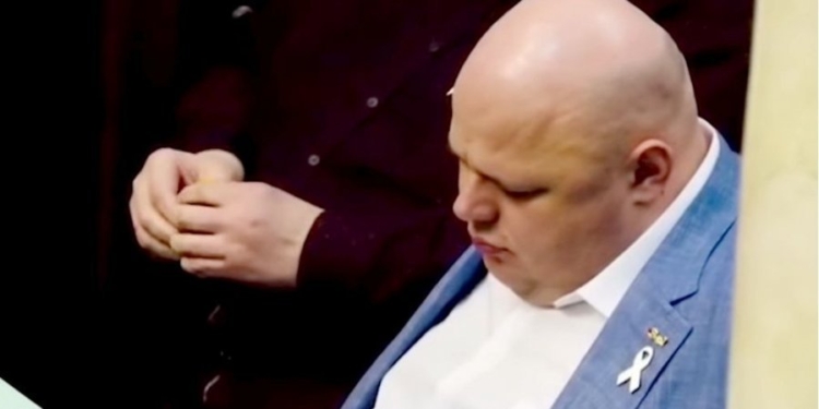 Нардеп от Слуги народа Стефанчук уснул в Раде — видео