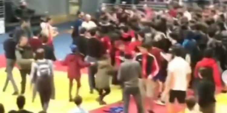 На соревнованиях по самбо борцов из Чечни и Ингушетии произошла массовая драка (ВИДЕО)