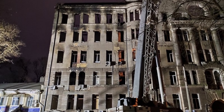 В Одессе обрушили часть сгоревшего здания (ВИДЕО)