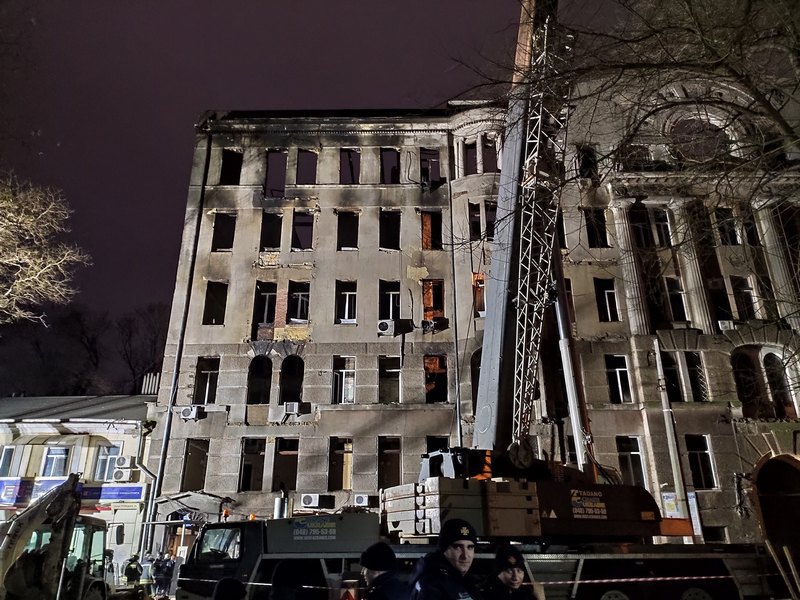 В Одессе обрушили часть сгоревшего здания (ВИДЕО) 1