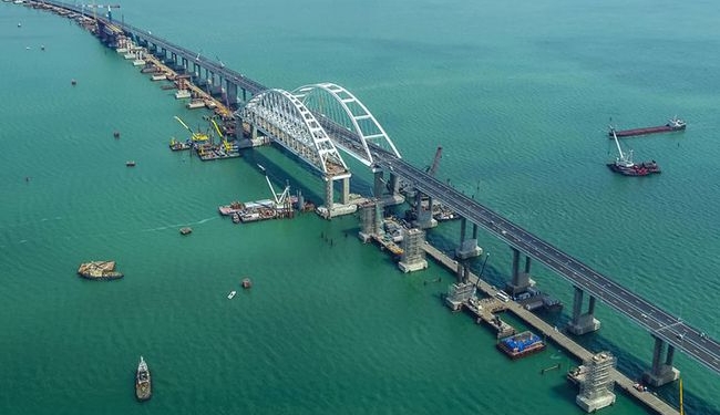 Россия на несколько дней перекрыла движение по Керченскому проливу: Путин поедет по мосту