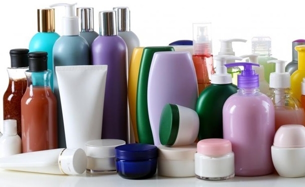 Ученые рассказали о смертельной опасности макияжа