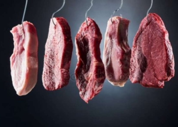 Мелкие китайские банки начали выдавать клиентам бонусы свининой