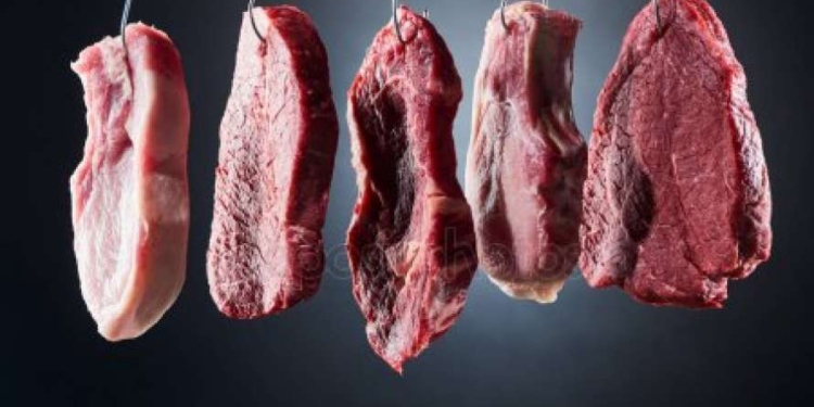 Мелкие китайские банки начали выдавать клиентам бонусы свининой