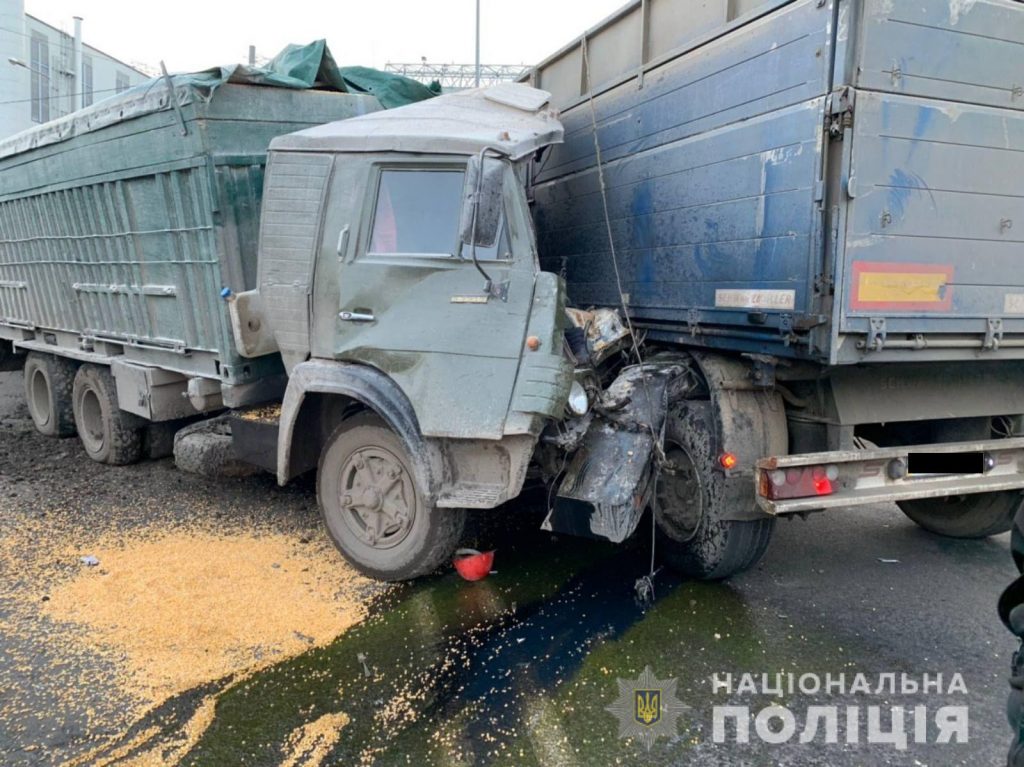 В Николаеве столкнулись два грузовика. Одного из водителей забрала «скорая» 1