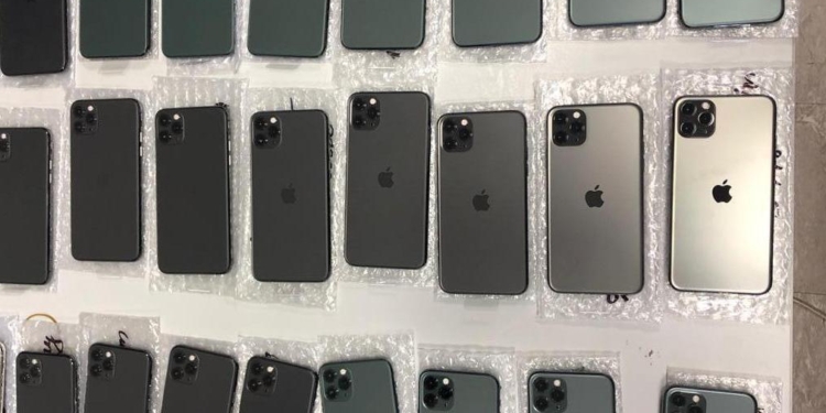 Попал на $30 тыс. В Борисполе задержали пассажира из Дубая с 26 айфонами в штанах (ФОТО, ВИДЕО)