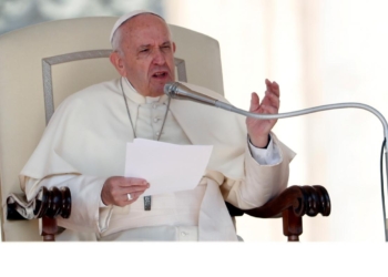 Потребительство – это вирус: Папа Римский призвал людей противостоять рождественскому шоппингу