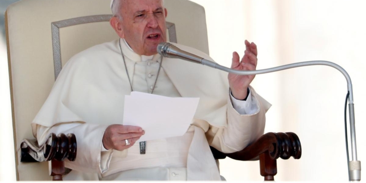 Потребительство – это вирус: Папа Римский призвал людей противостоять рождественскому шоппингу