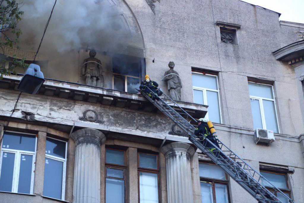 В больницах Одессы - 25 пострадавших во время пожара в колледже. Уточнена личность погибшей 1