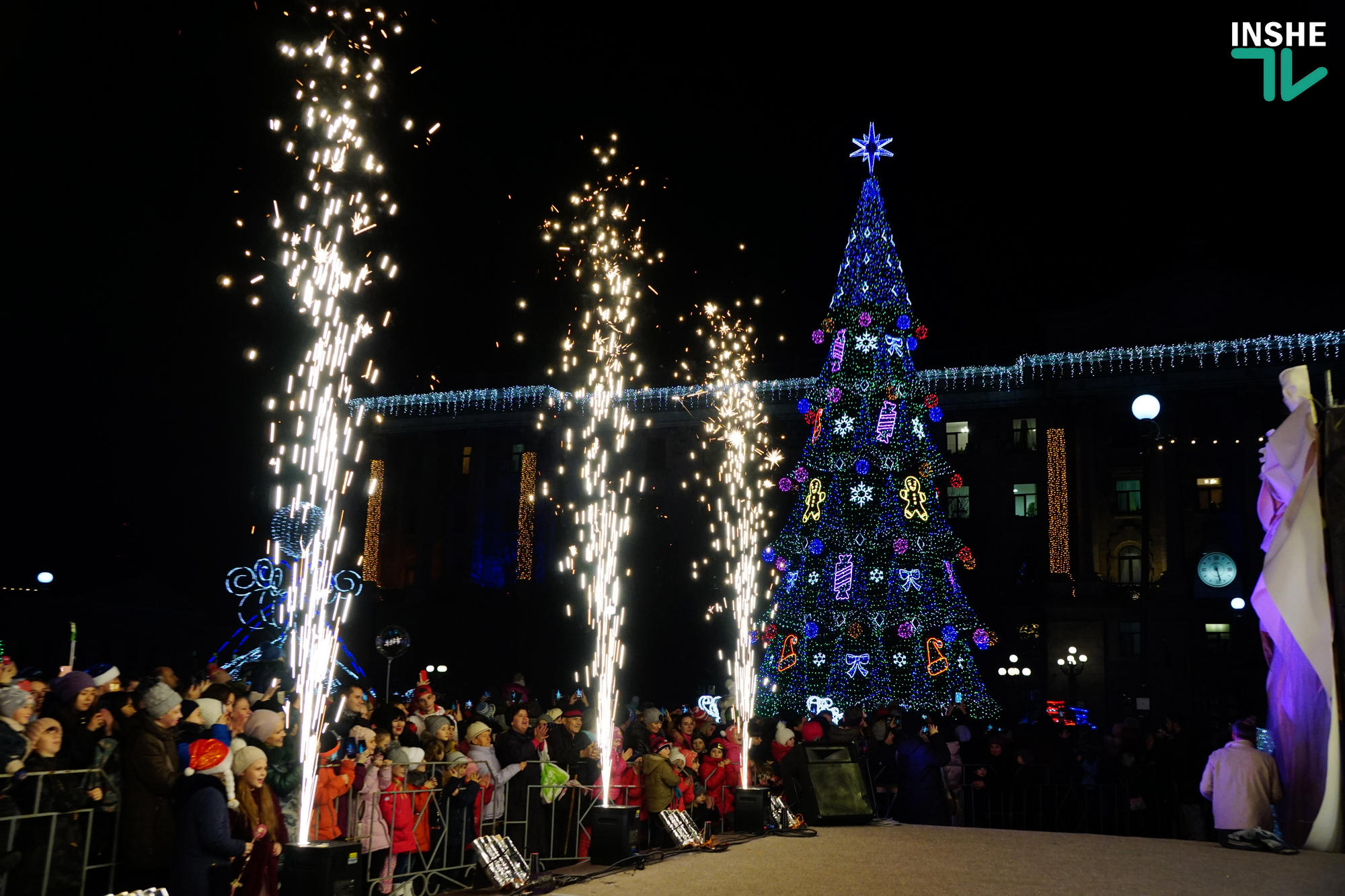 Настраиваемся на праздник. В Николаеве “зажгли” главную новогоднюю елку (ФОТО, ВИДЕО)