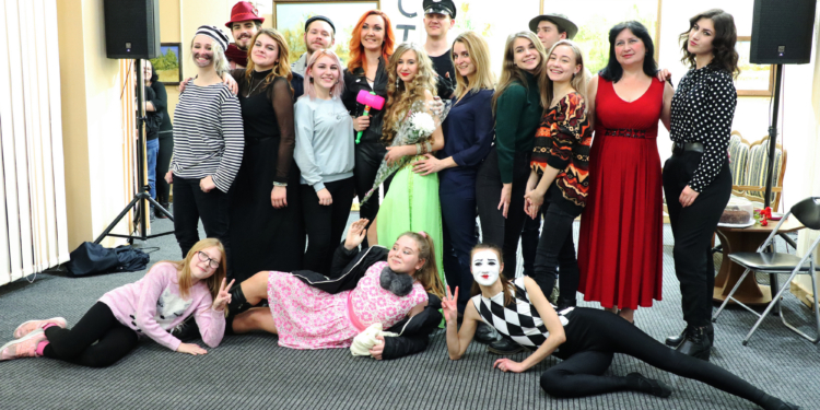 Молодежный аматорский театр СТУК провел оригинальную церемонию посвящения в актеры (ФОТО)