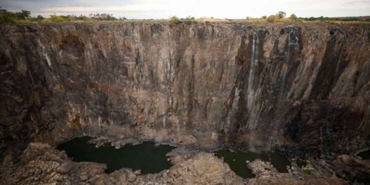 В Африке из-за “засухи столетия” катастрофически обмелел водопад Виктория (ВИДЕО, ФОТО)