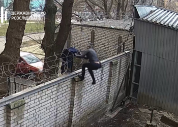 В ГБР показали, как экс-нардеп перелезла через забор, чтобы поскандалить на брифинге (ВИДЕО)