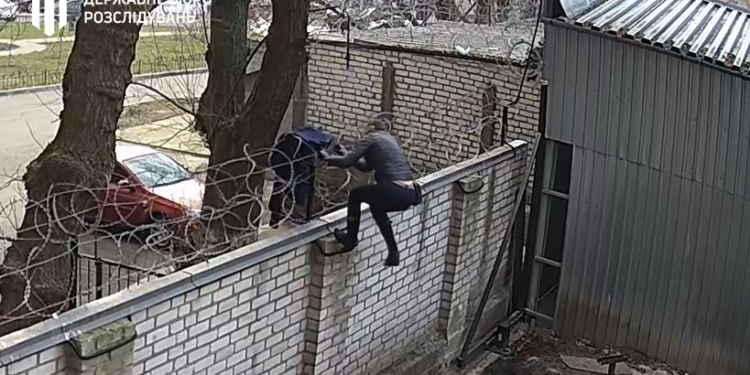 В ГБР показали, как экс-нардеп перелезла через забор, чтобы поскандалить на брифинге (ВИДЕО)