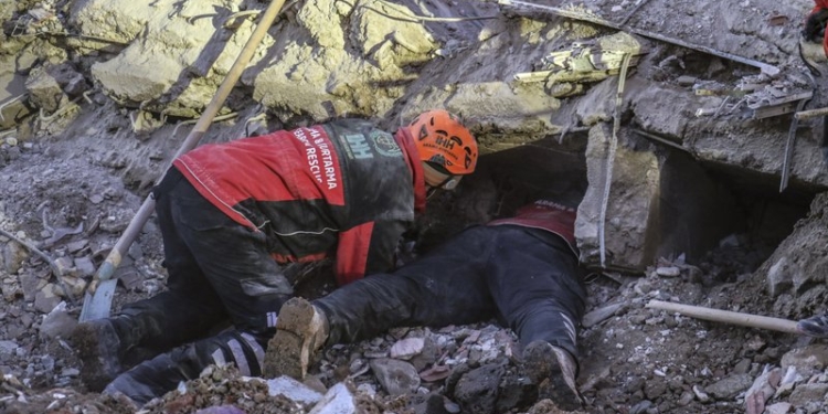 Землетрясение в Турции: 38 погибших, мать с двухлетним ребенком вытащили из-под завалов спустя 28 часов