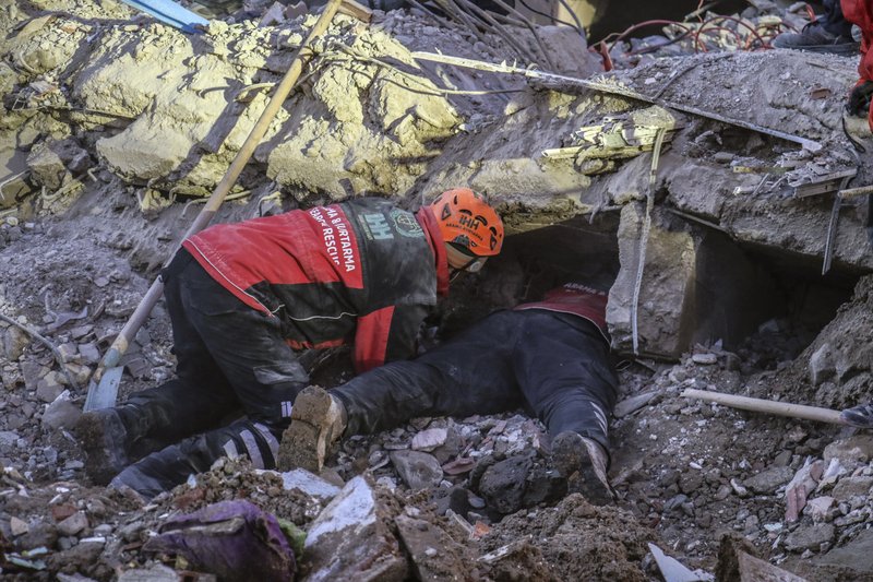 Землетрясение в Турции: 38 погибших, мать с двухлетним ребенком вытащили из-под завалов спустя 28 часов 1