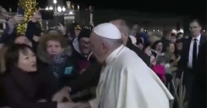 Досадный инцидент: Папа Римский ударил женщину по руке (ВИДЕО)