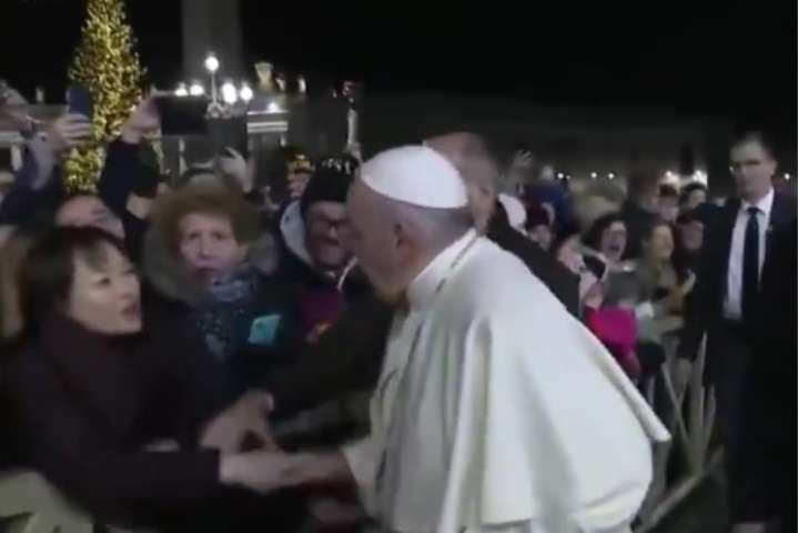 Досадный инцидент: Папа Римский ударил женщину по руке (ВИДЕО) 1