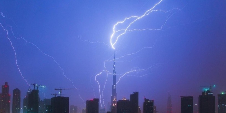 В Дубае молнии атаковали самое высокое здание мира (ВИДЕО)