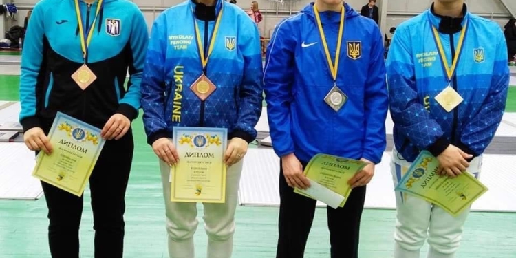 Юные фехтовальщицы Николаева вернулись с чемпионата Украины с медалями (ФОТО)
