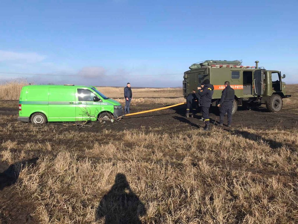 В Николаевской области спасатели отбуксировали машину инкассаторов с бездорожья (ФОТО) 1