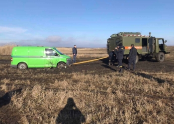 В Николаевской области спасатели отбуксировали машину инкассаторов с бездорожья (ФОТО)