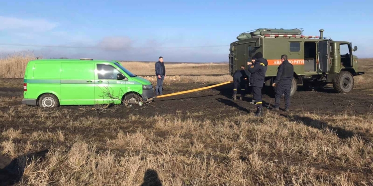 В Николаевской области спасатели отбуксировали машину инкассаторов с бездорожья (ФОТО)