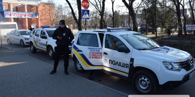 В Николаеве наркоман с ножницами напал на сотрудников ПриватБанка – один человек ранен (ВИДЕО)