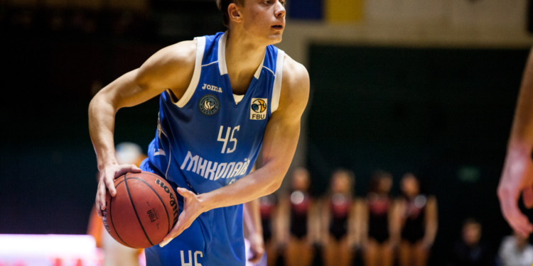 Плеймейкер МБК «Николаев» Виталий Зотов за спиной у руководства начал искать другой клуб. Его осуждают, но отпускают