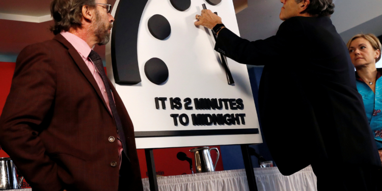 Часы Судного дня перевели еще на 20 секунд вперед – до ядерной катастрофы осталось 100 секунд