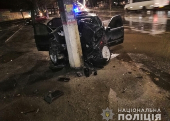 В Николаеве BMW врезался в столб – госпитализированы водитель и один из пассажиров (ФОТО)
