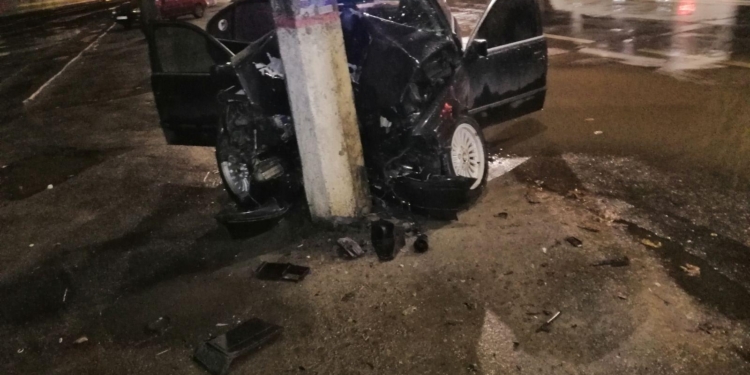 В Николаеве BMW врезался в столб – госпитализированы водитель и один из пассажиров (ФОТО)