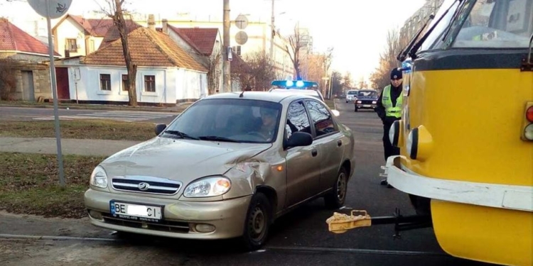 В Николаеве легковушка не пропустила трамвай (ФОТО)