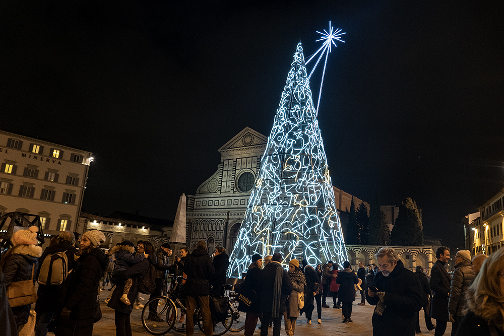 В очередной раз самовыразился: чешский художник влез на рождественскую ель во Флоренции 1