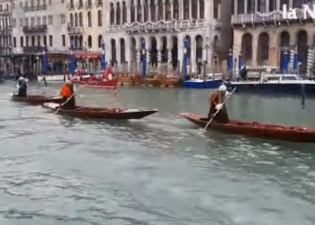 Одеты, как добрые ведьмы: в Венеции прошла традиционная регата Бефан (ВИДЕО)