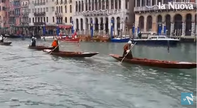 Одеты, как добрые ведьмы: в Венеции прошла традиционная регата Бефан (ВИДЕО)