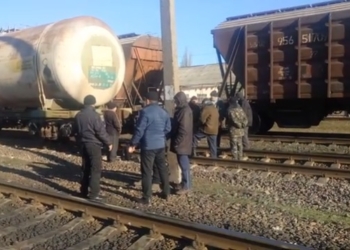 На Николаевщине жители села перекрыли железнодорожные пути к станции Новый Буг (ВИДЕО)