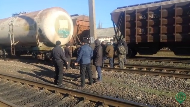 На Николаевщине жители села перекрыли железнодорожные пути к станции Новый Буг (ВИДЕО)