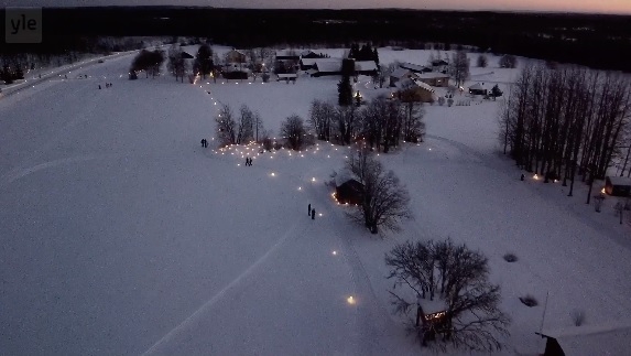 Жители финской деревни вот уже 30 лет подряд зимой зажигают ледяные факелы (ВИДЕО)