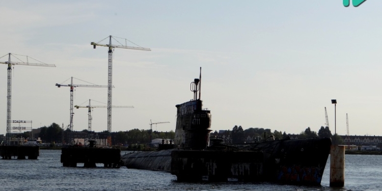 Ничто не вечно: подводную лодку, которая стояла на приколе в гавани Амстердама, увозят на утилизацию (ВИДЕО)
