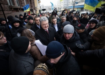 “Хочу извиниться за поведение этих негодяев”. Порошенко пришел на допрос в ГБР с группой поддержки (ВИДЕО)