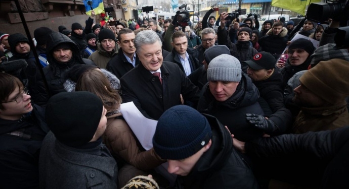 “Хочу извиниться за поведение этих негодяев”. Порошенко пришел на допрос в ГБР с группой поддержки (ВИДЕО)