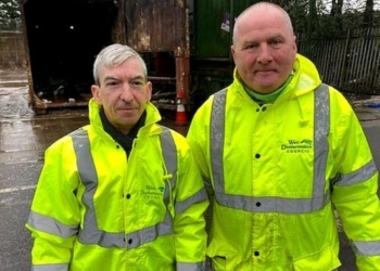 В Британии дочь случайно выбросила старые мамины банки с 26 тысячами долларов. Их помогли найти мусорщики