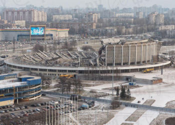 В Петербурге в прямом эфире рухнул огромный спорткомплекс, который пытались демонтировать. Один рабочий погиб (ВИДЕО)