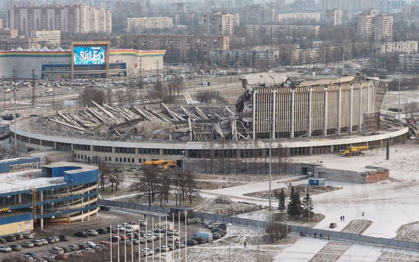 В Петербурге в прямом эфире рухнул огромный спорткомплекс, который пытались демонтировать. Один рабочий погиб (ВИДЕО)