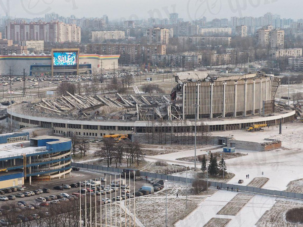 В Петербурге в прямом эфире рухнул огромный спорткомплекс, который пытались демонтировать. Один рабочий погиб (ВИДЕО) 1