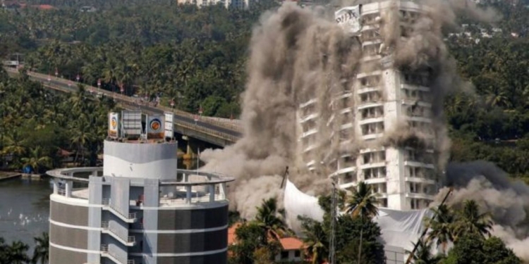 В Индии взорвали две люксовые высотки из-за нарушения экологических норм (ВИДЕО)