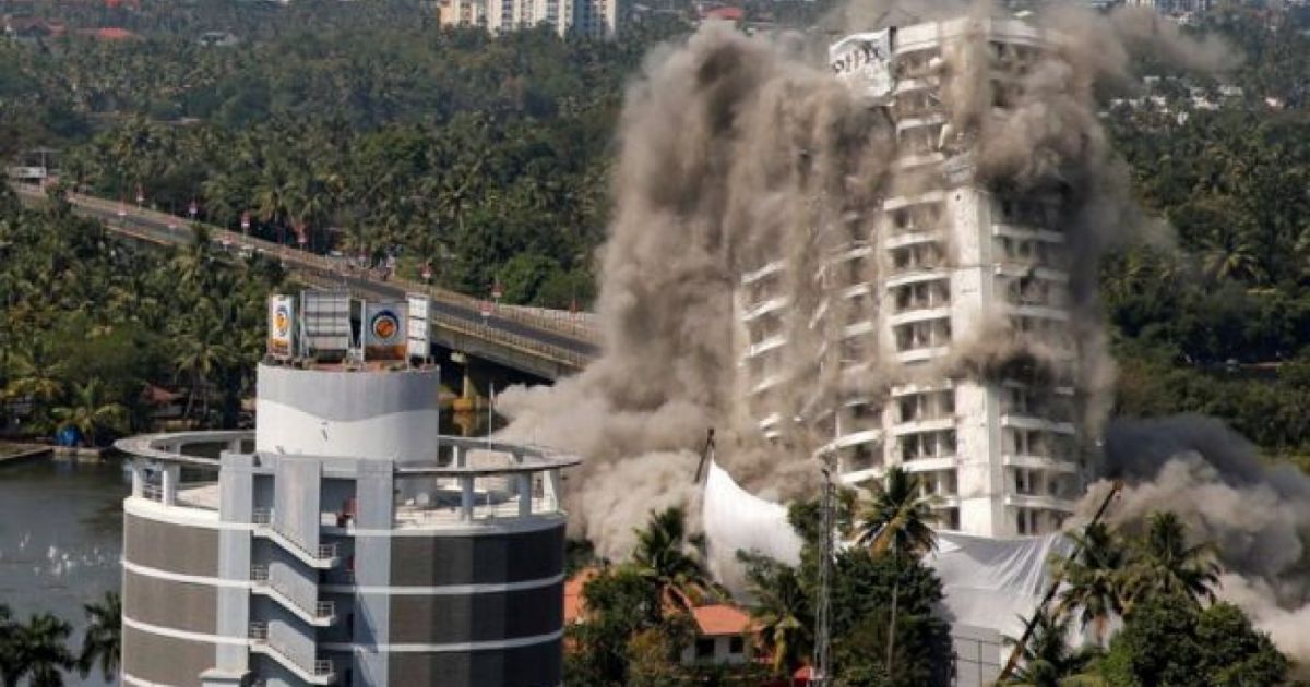 В Индии взорвали две люксовые высотки из-за нарушения экологических норм (ВИДЕО)