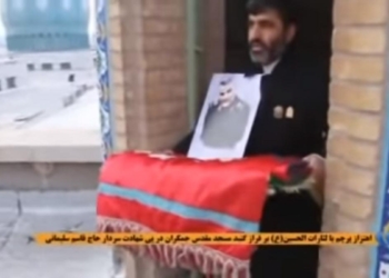 В Иране над мечетью подняли красный флаг мести (ВИДЕО)